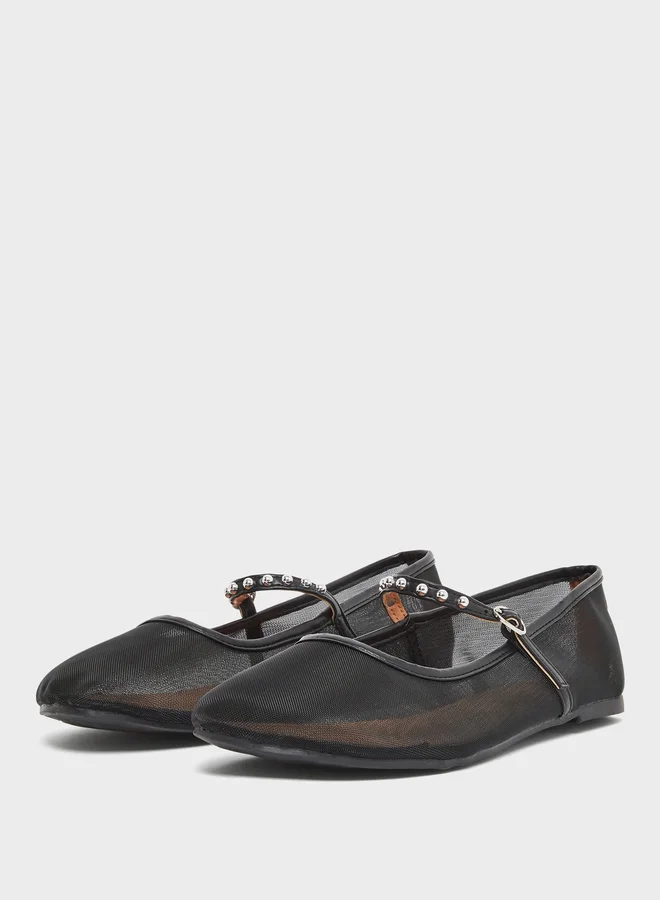 ستايلي حذاء ماري جين فلات بتفاصيل شبكية