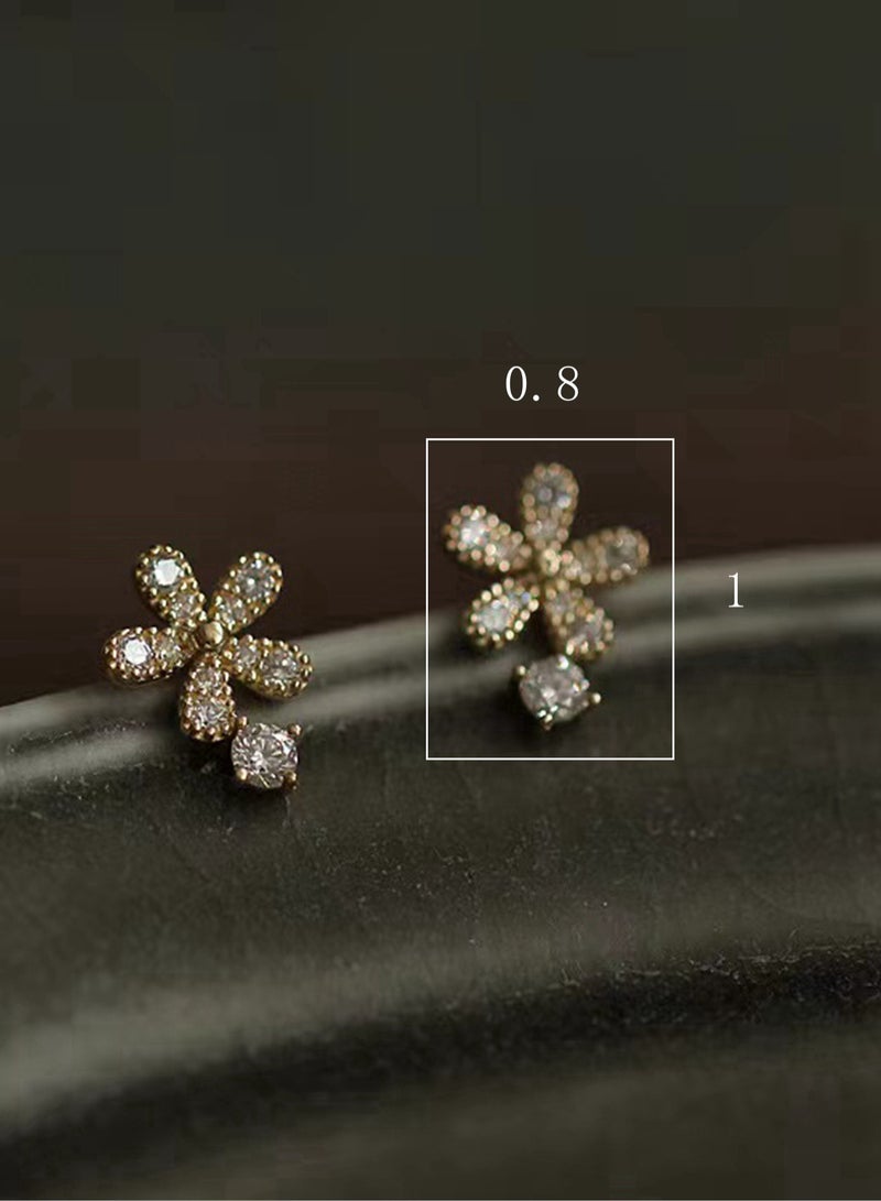 زوج من الأقراط المصنوعة من الفضة الإسترلينية عيار 925، مطلية بالكامل بالذهب عيار 18 قيراط ومزينة بالماس، تقدم في علبة هدايا. هذه الأقراط متعددة الاستخدامات مثالية للمواعيد الغرامية أو كهدية، وتناسب أي فتاة بأناقتها. - Image 3