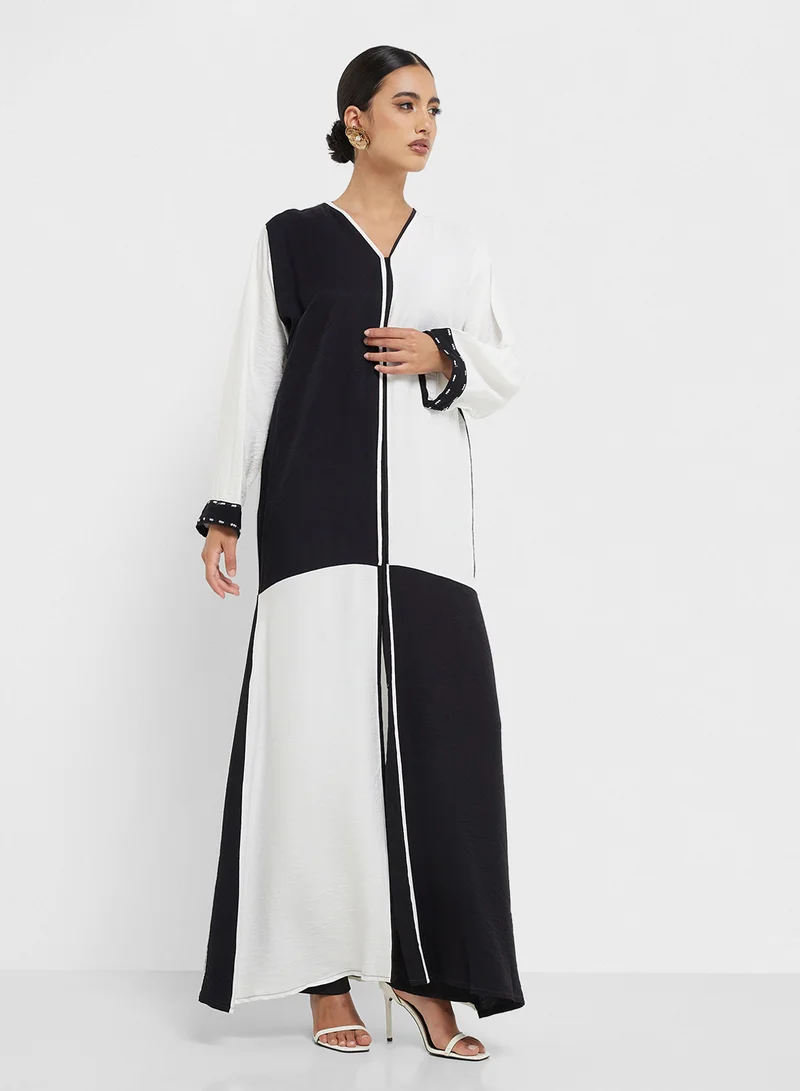 hayas closet Block Detailed Lace Flared Sleeve Abaya