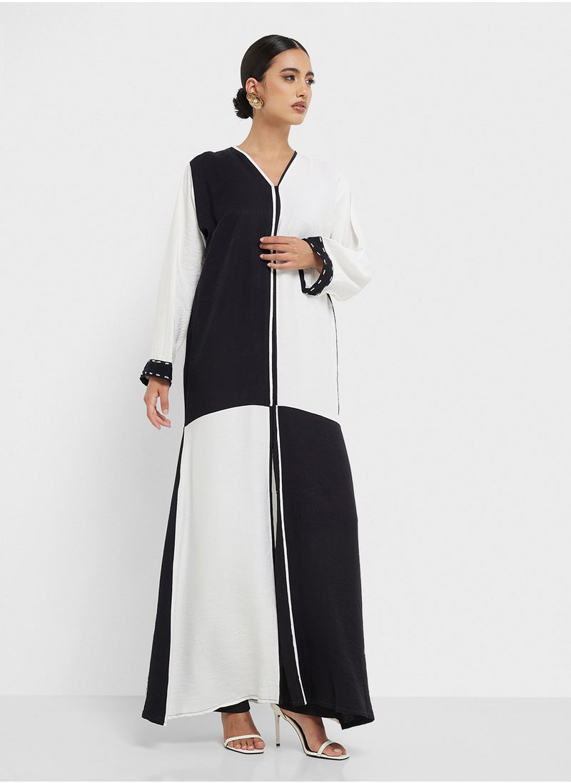 hayas closet Block Detailed Lace Flared Sleeve Abaya  - Image 5