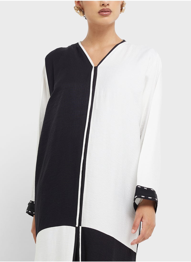 hayas closet Block Detailed Lace Flared Sleeve Abaya  - Image 3