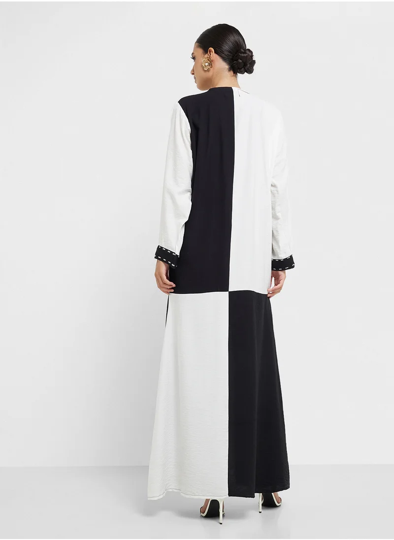 hayas closet Block Detailed Lace Flared Sleeve Abaya