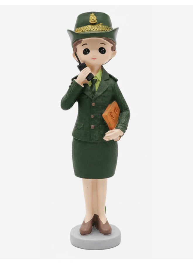 أي كي دي سي تمثال شرطية فتاة من مادة البولي ريزين من AKDC - قطعة فنية مستوحاة من الزي الرسمي لتزيين المنزل والمكتب العصري، أخضر، 20 سم - Image 1