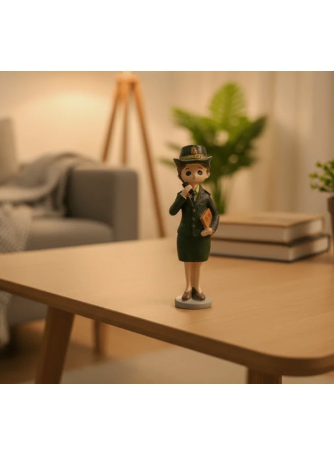 أي كي دي سي تمثال شرطية فتاة من مادة البولي ريزين من AKDC - قطعة فنية مستوحاة من الزي الرسمي لتزيين المنزل والمكتب العصري، أخضر، 20 سم - Image 2