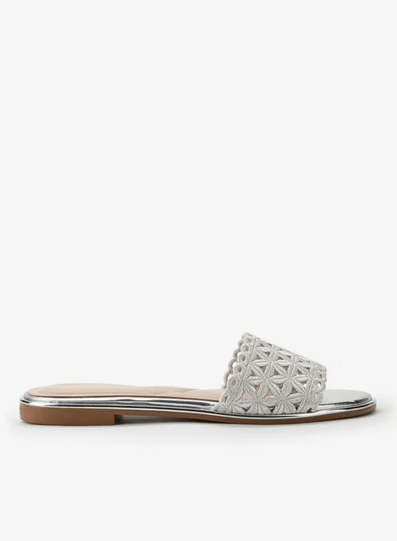 سيليست صنادل نسائية انزلاقية بتفاصيل مقصوصة بالليزر