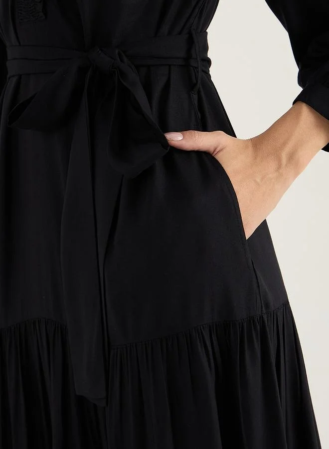 فيميلا فستان ماكسي بأكمام بالون وياقة على شكل V من فيميلا مع تطريز سموكينج