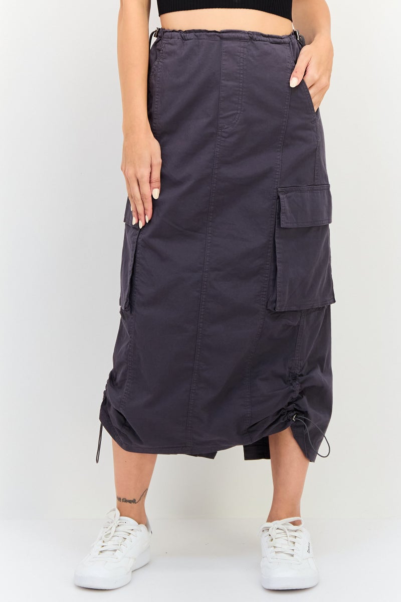 Bershka تنورة باراشوت صلبة للنساء، رمادي داكن - Image 1