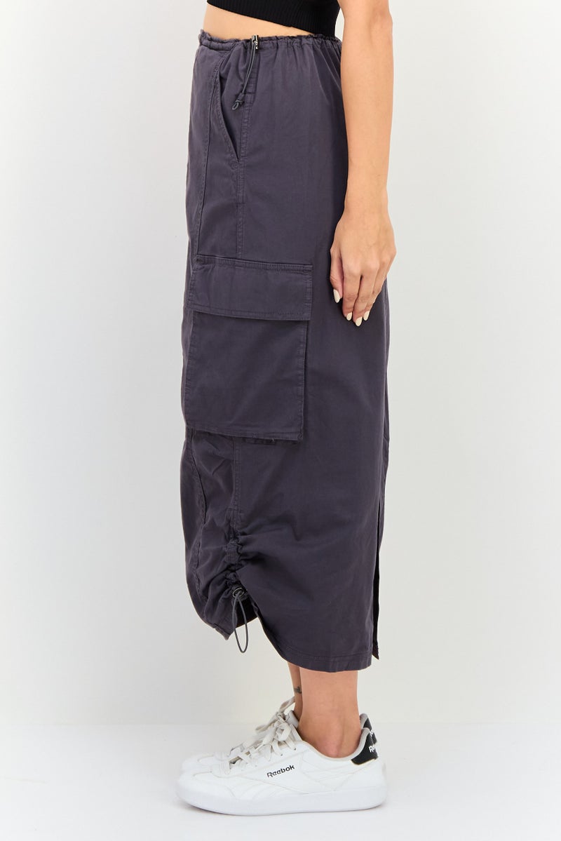 Bershka تنورة باراشوت صلبة للنساء، رمادي داكن - Image 4