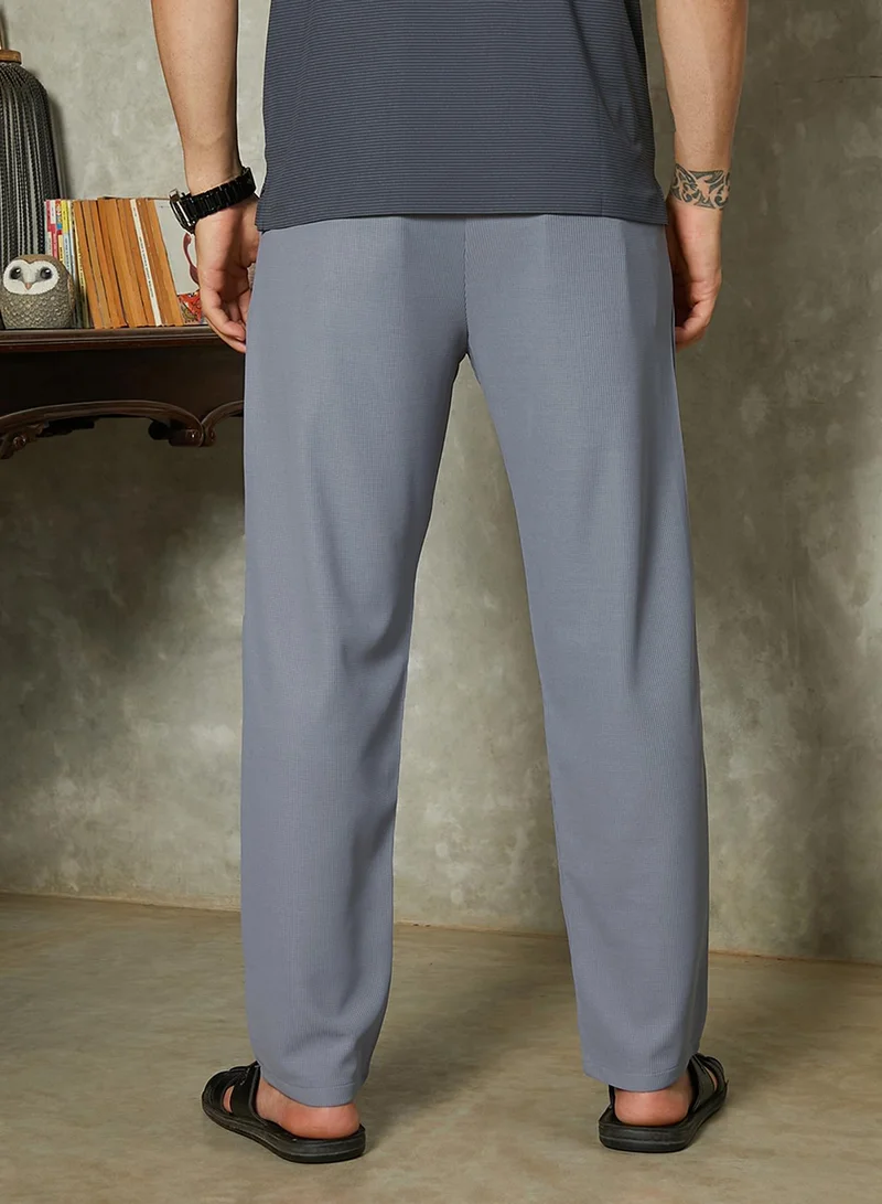 Campus Sutra Campus Sutra Men's Coin Grey Micro-Waffle Chino Trousers For Casual Wear | Mid-Rise | Regular Fit | Drawstring Closure | Trousers Crafted With Comfort Fit For Everyday Wear