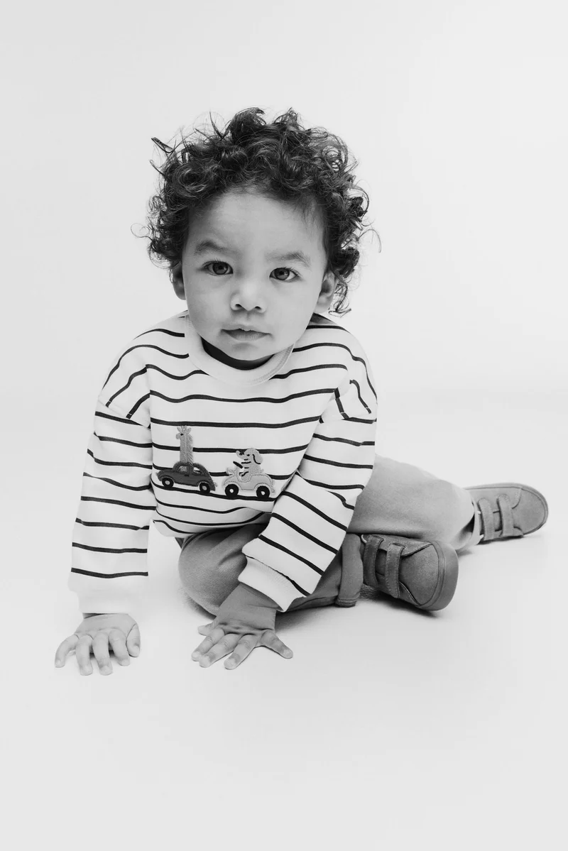 اتش اند ام سويت شيرت بتفاصيل زخرفية