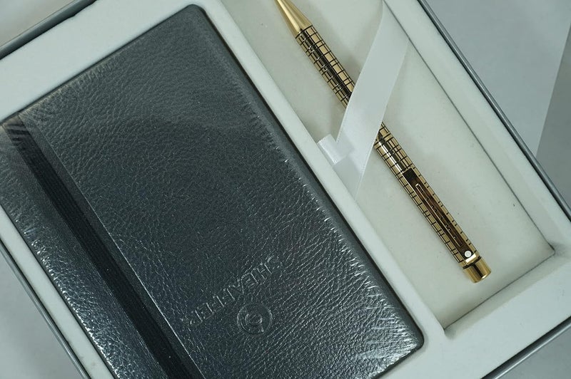 SHEAFFER قلم حبر جاف شيفر كروس نادر مصنوع في الولايات المتحدة الأمريكية بتصميم تارجا ميديسي الماسي مع برميل من الذهب عيار 22 قيراط ومفكرة متطابقة - Image 1