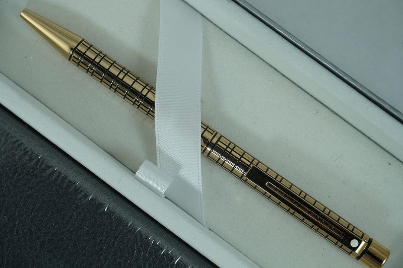 SHEAFFER قلم حبر جاف شيفر كروس نادر مصنوع في الولايات المتحدة الأمريكية بتصميم تارجا ميديسي الماسي مع برميل من الذهب عيار 22 قيراط ومفكرة متطابقة - Image 3