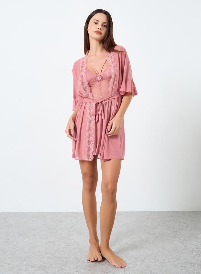 تايك تو طقم روب مزين بدانتيل مع فستان كامي دانتيل بتطريز شبكي - Image 2