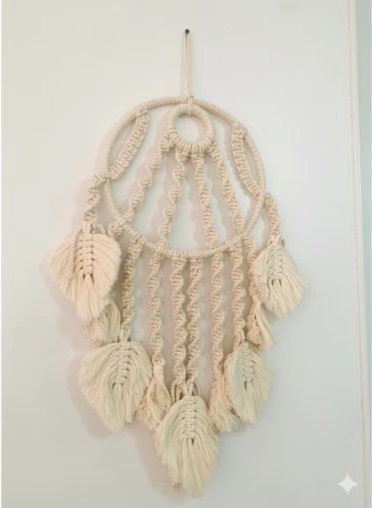 انتيكيانو مكرمية حائط هاند ميد بتصميم دريم كاتشر، مصنوعة من خيوط قطنية طبيعية مع شرّابات أنيقة، تضيف لمسة بوهيمية دافئة لأي مساحة داخلية. - Image 2