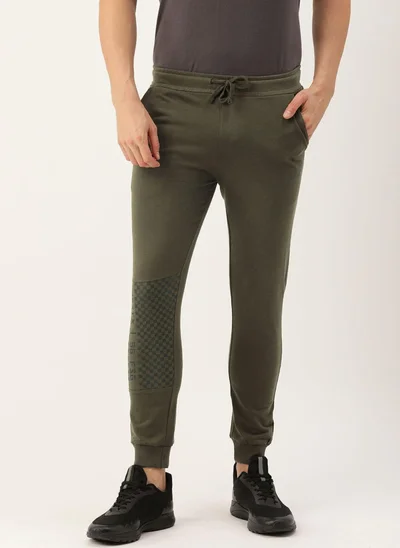 شركة المرآب الهندية Men Slim Fit Solid Mid-Rise Stretchable Knitted Jogger Trousers