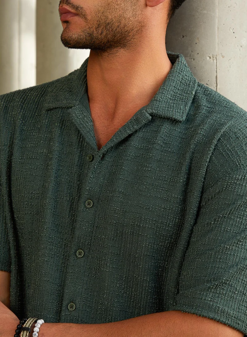 Campus Sutra Campus Sutra Men's Emerald Green Tactile-Resort Oversized Shirt For Casual Wear | Cuban Collar | Short Regular Sleeves | Button Closure | Oversized Shirt Crafted With Comfort Fit For Everyday Wear
