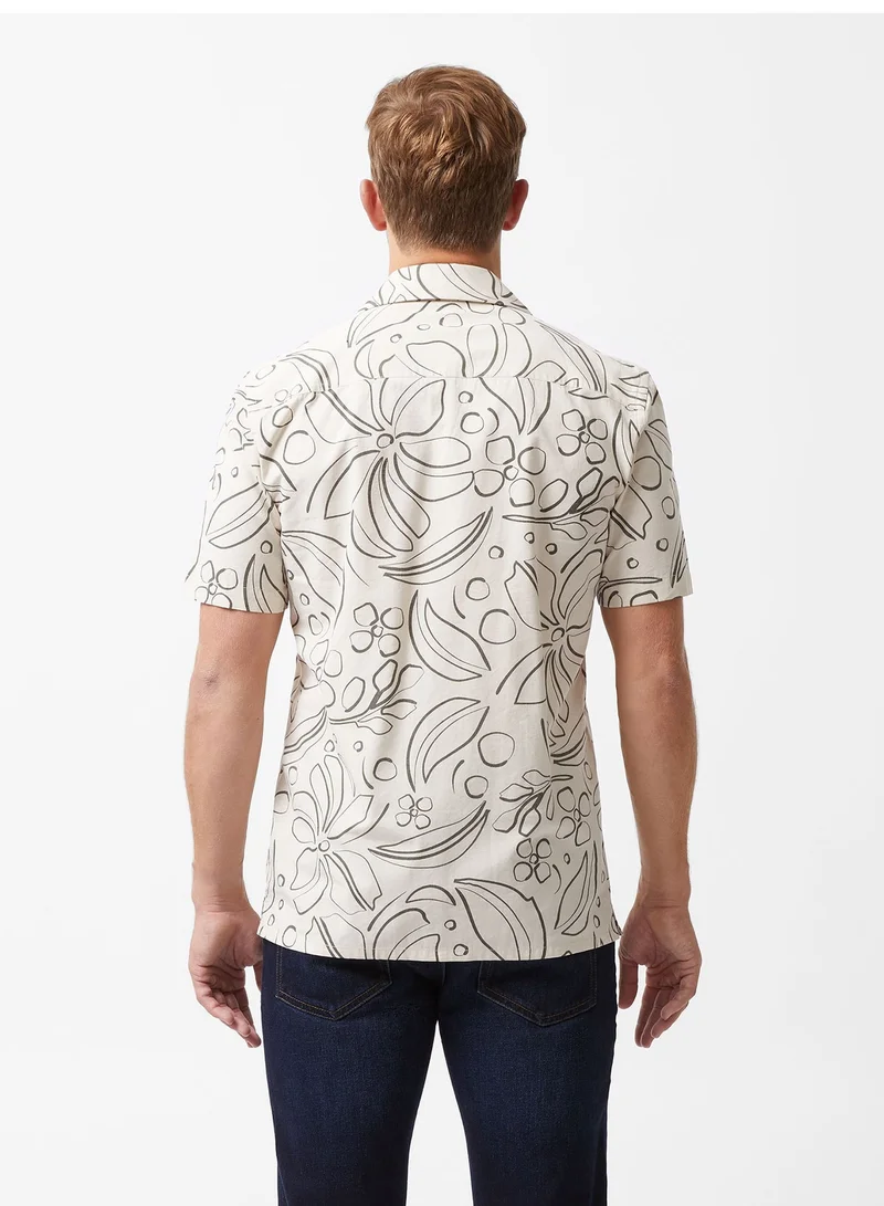 فرنش كونكشن قميص بأكمام قصيرة وياقة مطوية بنقشة الزهور