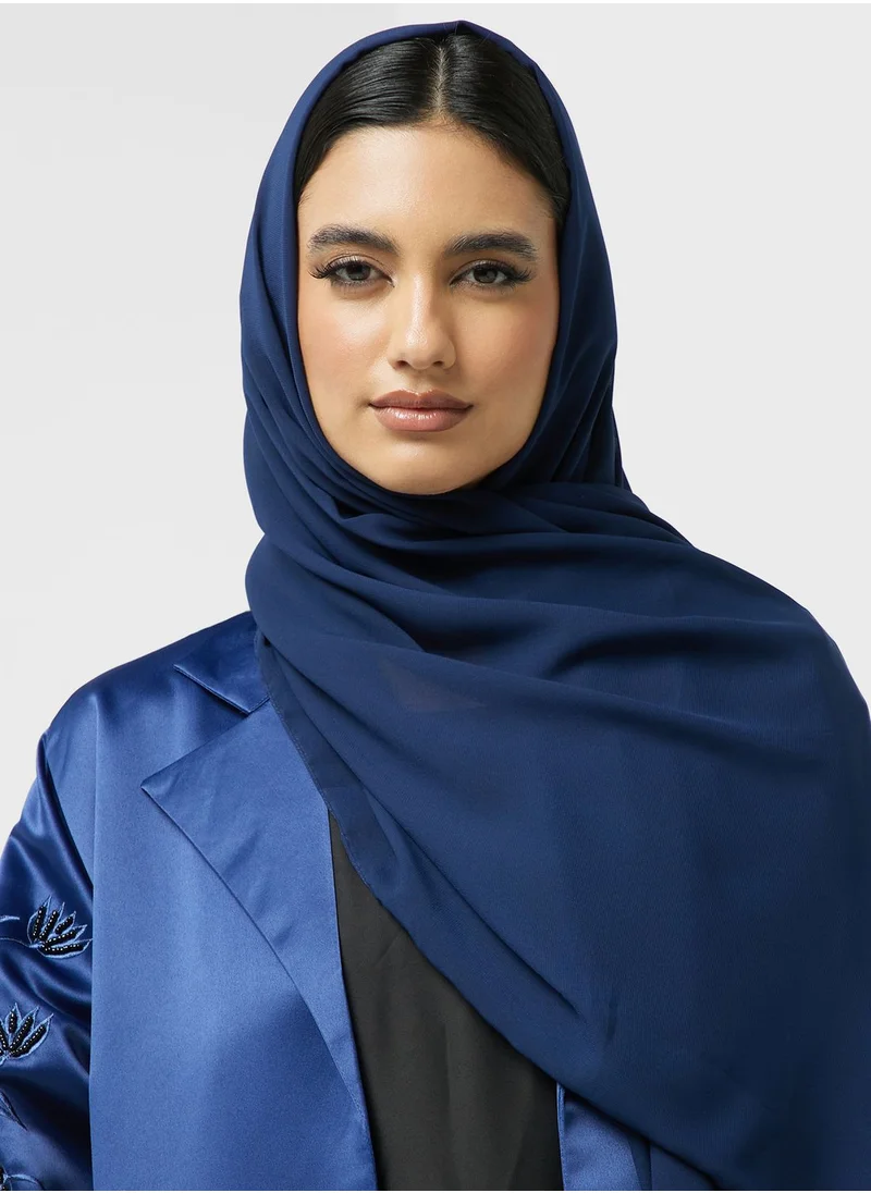 هيا كلوزيت عباية مطرزة ومفتوحة من الأمام