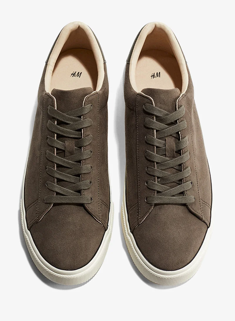 اتش اند ام حذاء رياضي