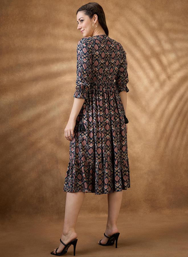 جلو باص فستان ميدي بتفاصيل كشكش - Image 3