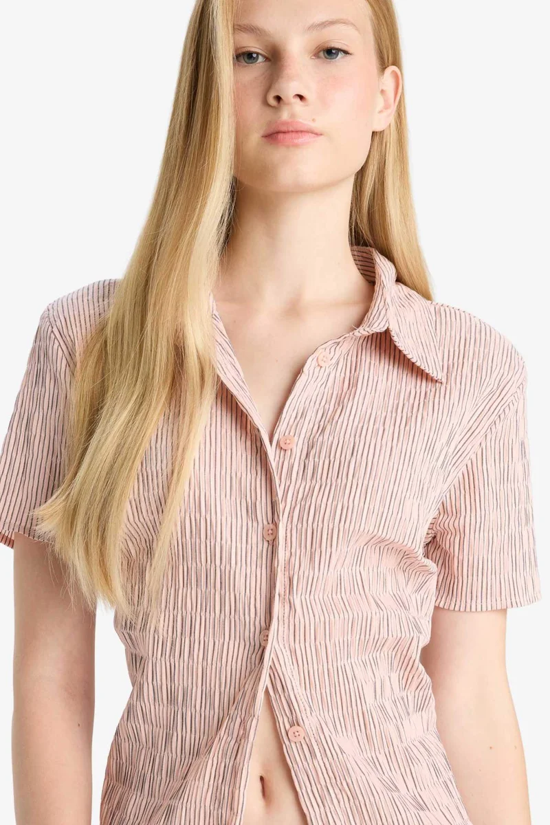 ديفاكتو Fitted Textured Short Sleeve Shirt