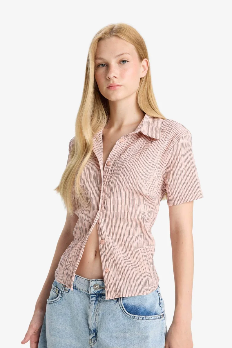 ديفاكتو Fitted Textured Short Sleeve Shirt
