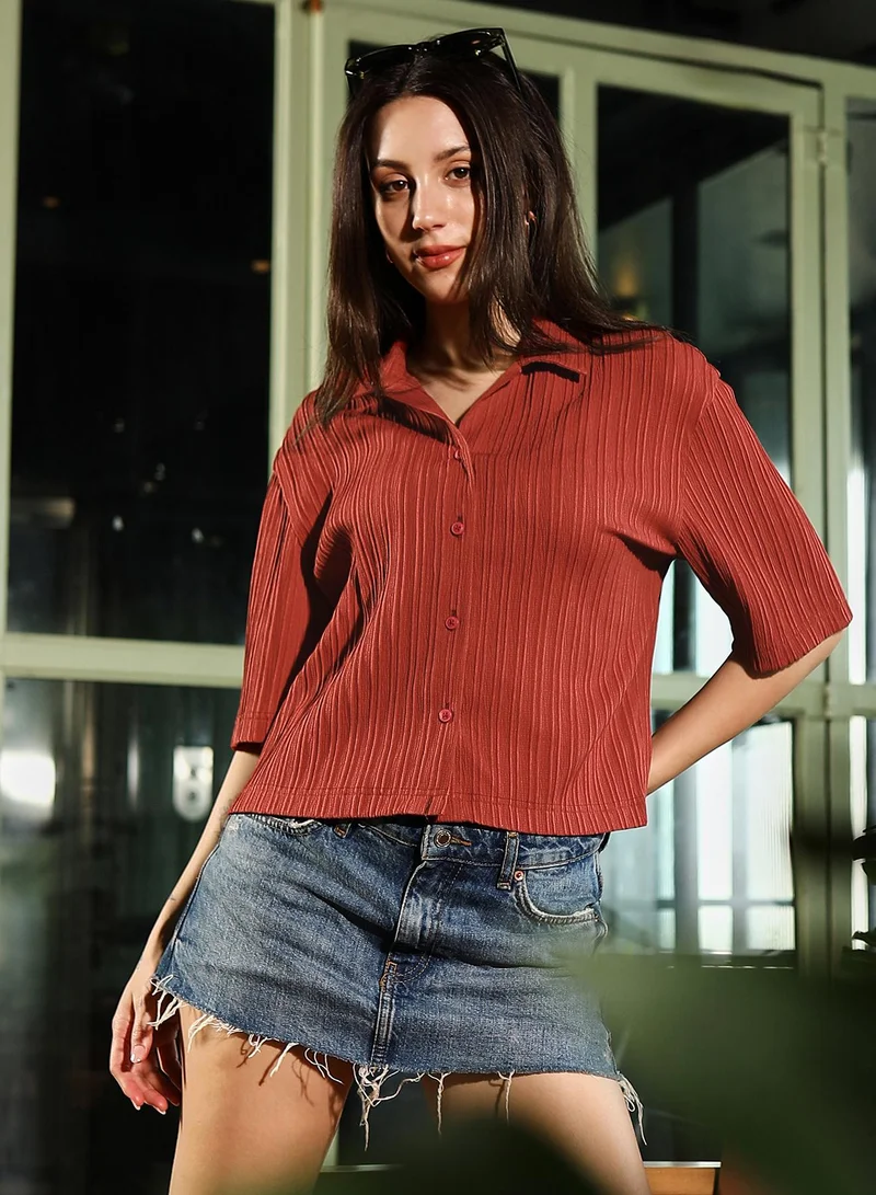 Women's Brick Red Pin-Tactile Boxy Crop Shirt | نساء | أكمام قصيرة | سادة | كاجوال | قميص | طوق كوبي