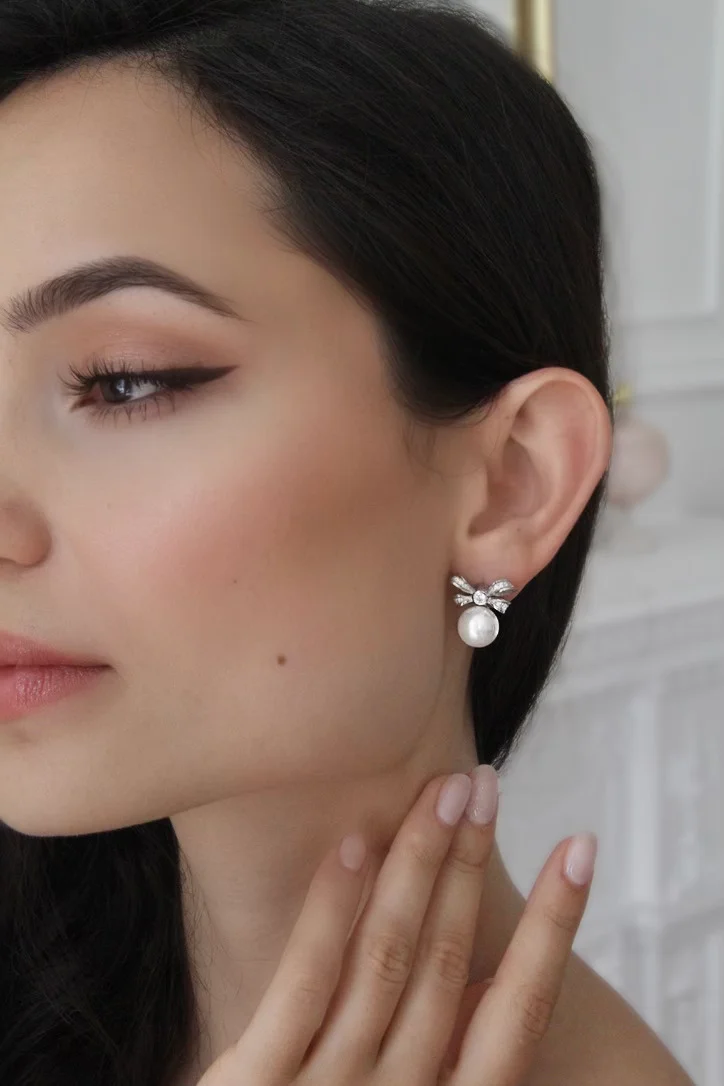 سانتيني لندن Viscountess' Bow and Pearl Silver Earrings With Crystals