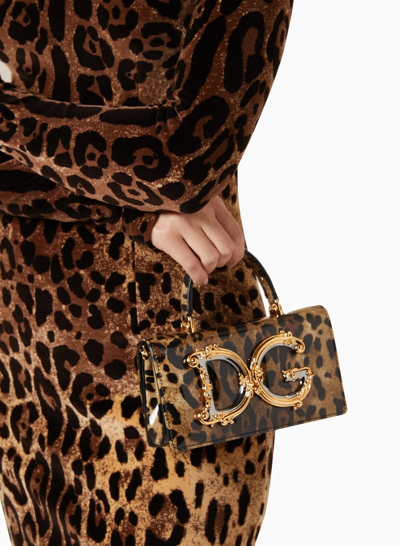 دي آند جي حقيبة دولتشي آند غابانا صغيرة بمقبض علوي من جلد العجل المصفح، حقيبة كروس نسائية، حقيبة توت نسائية، حقيبة يد نسائية، حقيبة كتف نسائية، حقيبة سفر نسائية، حقيبة هوبو نسائية - Image 3