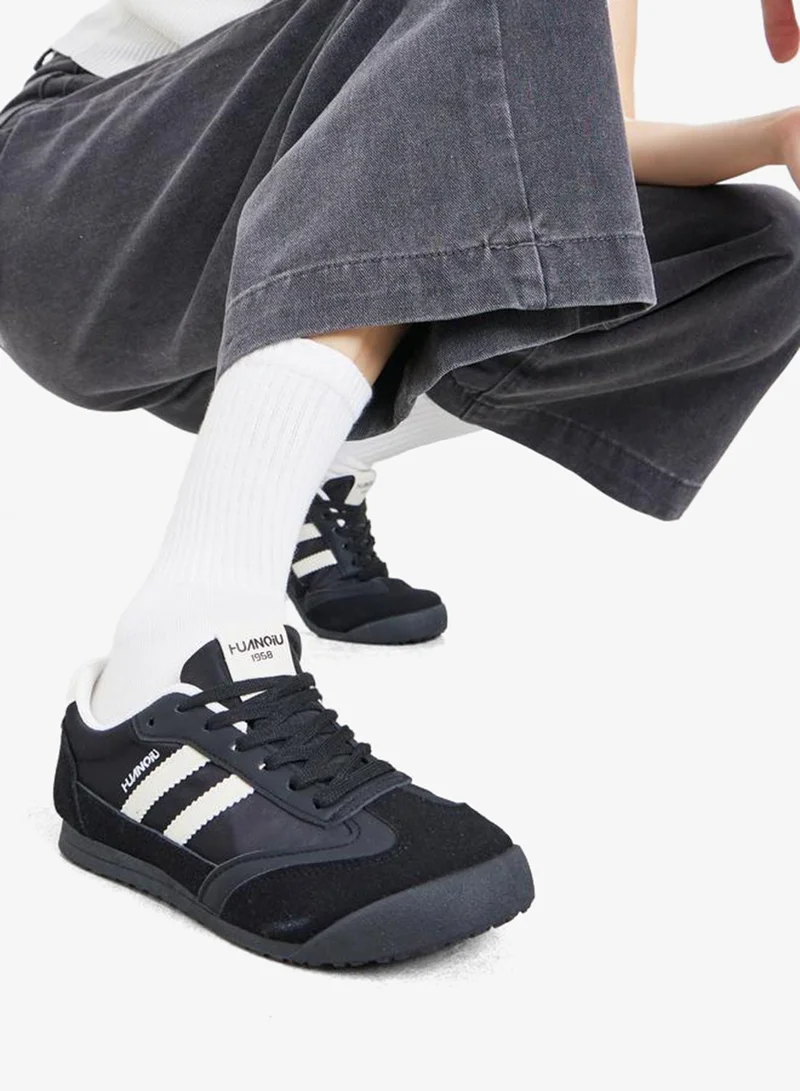 ستايلي اكتيف سنيكرز نسائي مخطط بلون متباين برباط