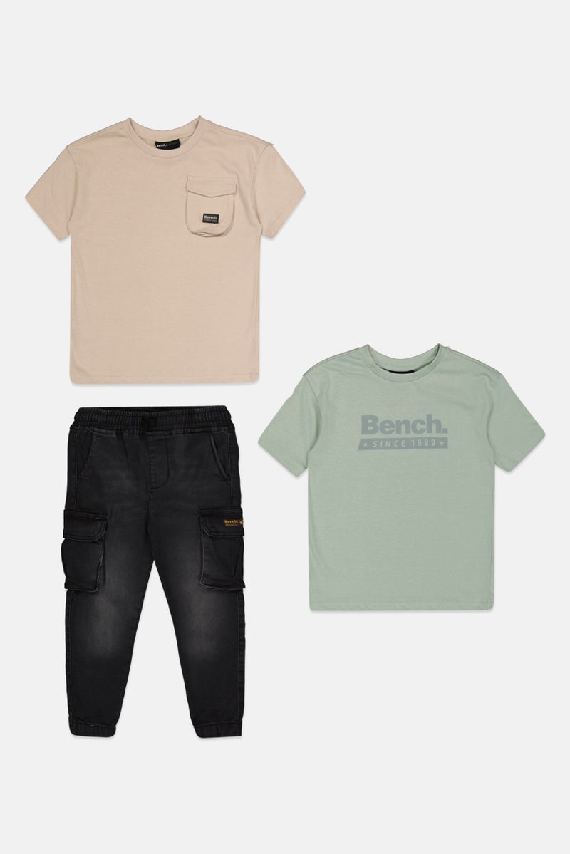 Bench طقم أولاد مكون من 3 قطع بأكمام قصيرة وبنطلونات جينز، متعدد الألوان - Image 2