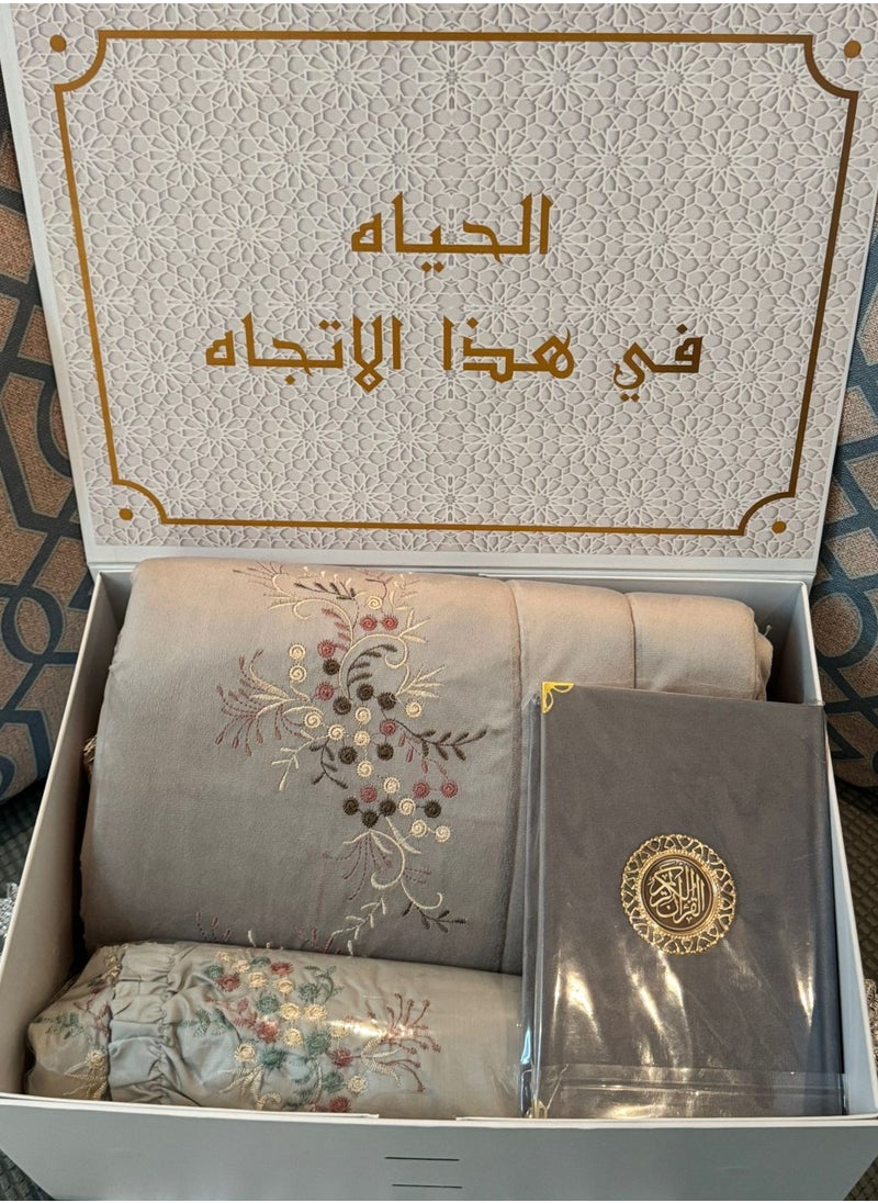 Generic - A prayer rug set consisting of 3 pieces, a quilted prayer rug + an embroidered prayer sheet + a Qur’an - Image 1