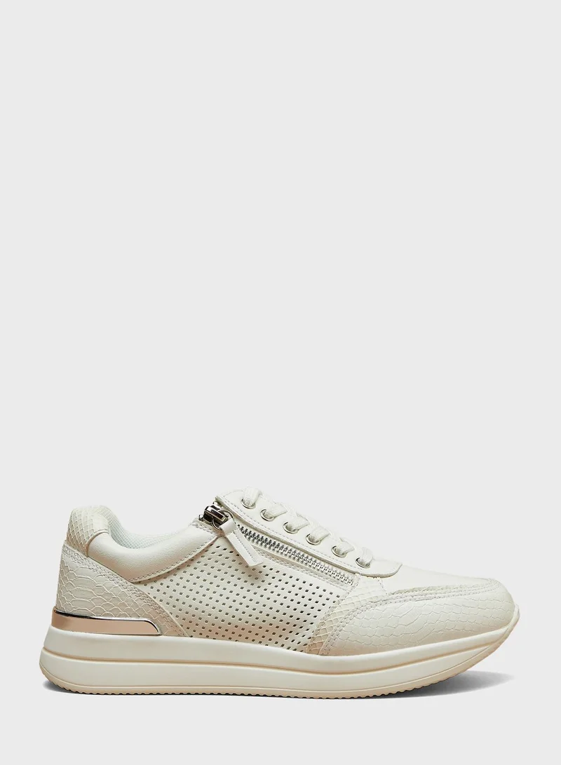 سيليست Lace Up Low Top Sneakers