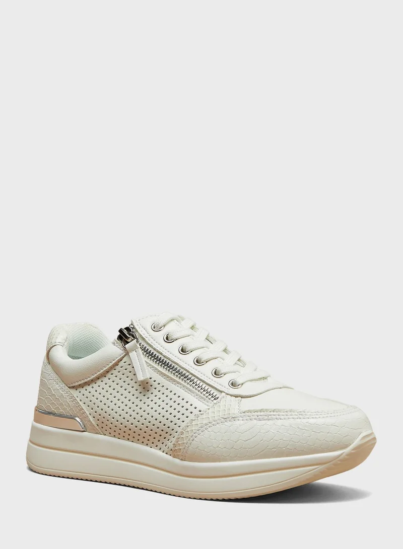 سيليست Lace Up Low Top Sneakers