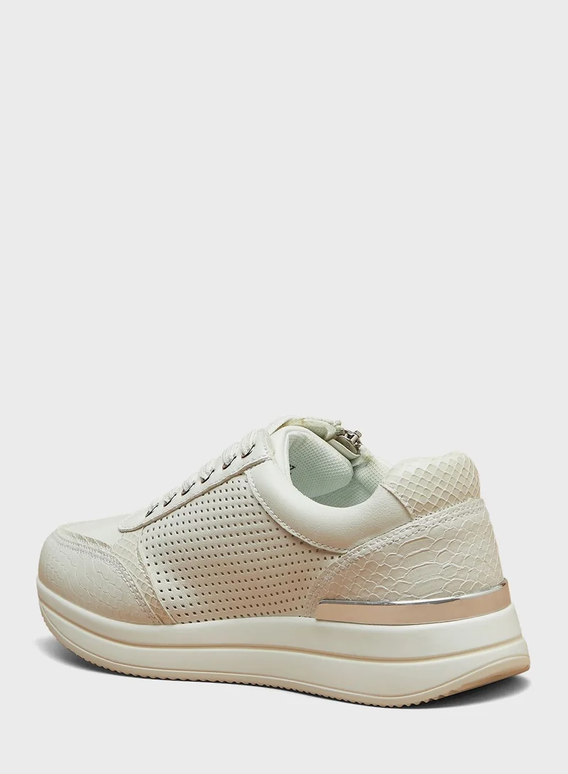 سيليست Lace Up Low Top Sneakers