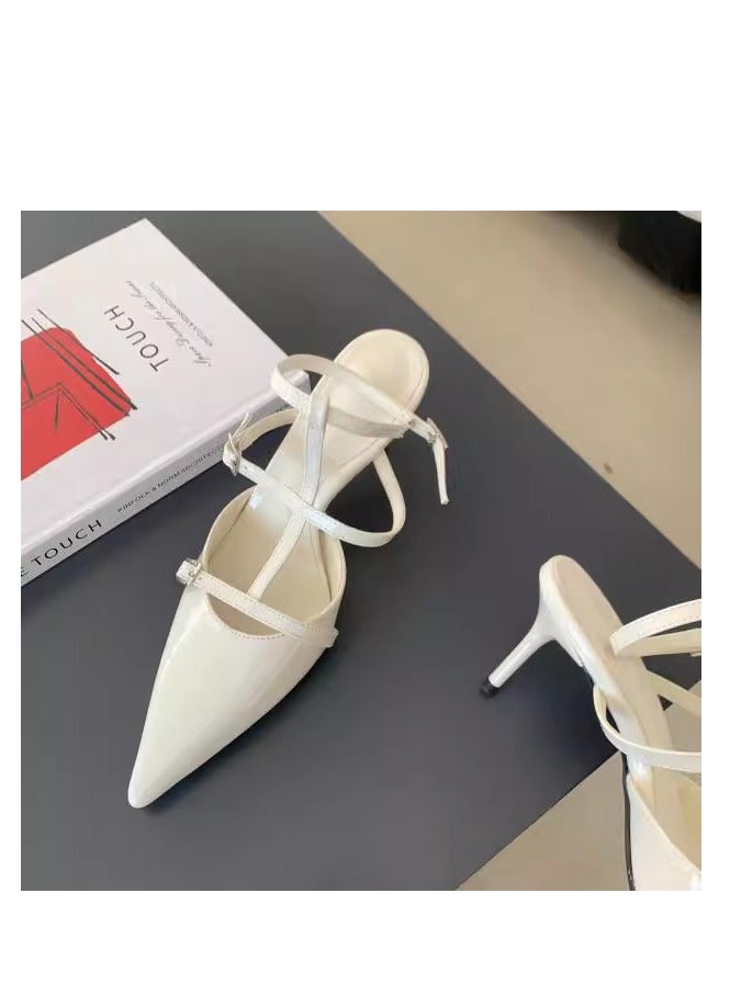وأشار الصنادل والنعال الكعب العالي