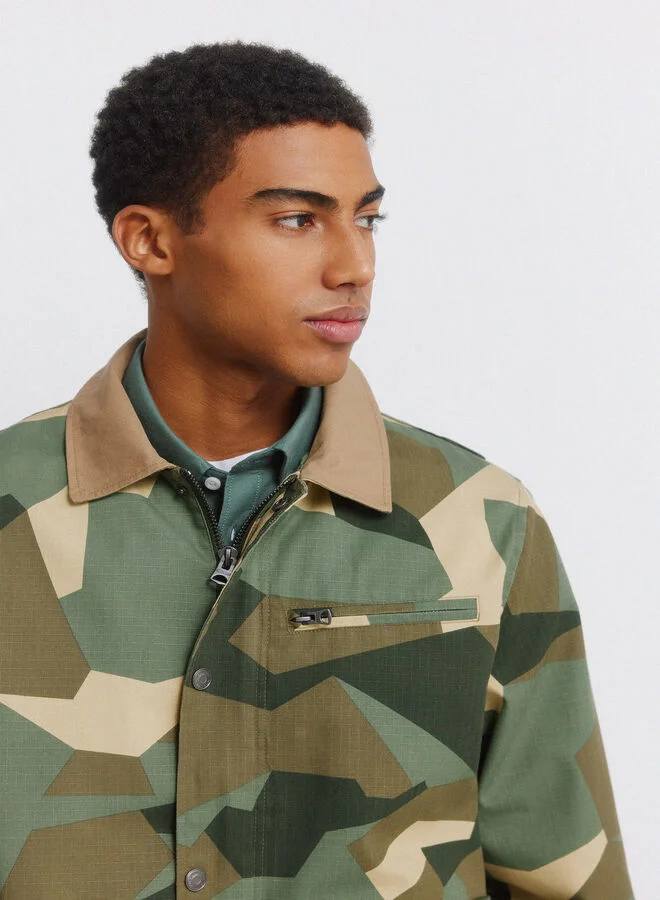 Springfield  Camouflage print cotton and polyester blend ripstop texture lightweight short parka with contrast cotton shirt collar, zip fastening and snap buttons, patch pockets with snap button, zip pocket on chest, inner pocket, adjustable cuffs, and decorative label detail. for Men | Best Price UAE