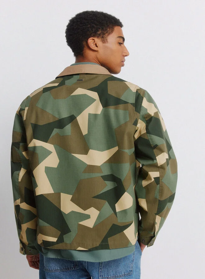Springfield  Camouflage print cotton and polyester blend ripstop texture lightweight short parka with contrast cotton shirt collar, zip fastening and snap buttons, patch pockets with snap button, zip pocket on chest, inner pocket, adjustable cuffs, and decorative label detail. for Men | Best Price UAE