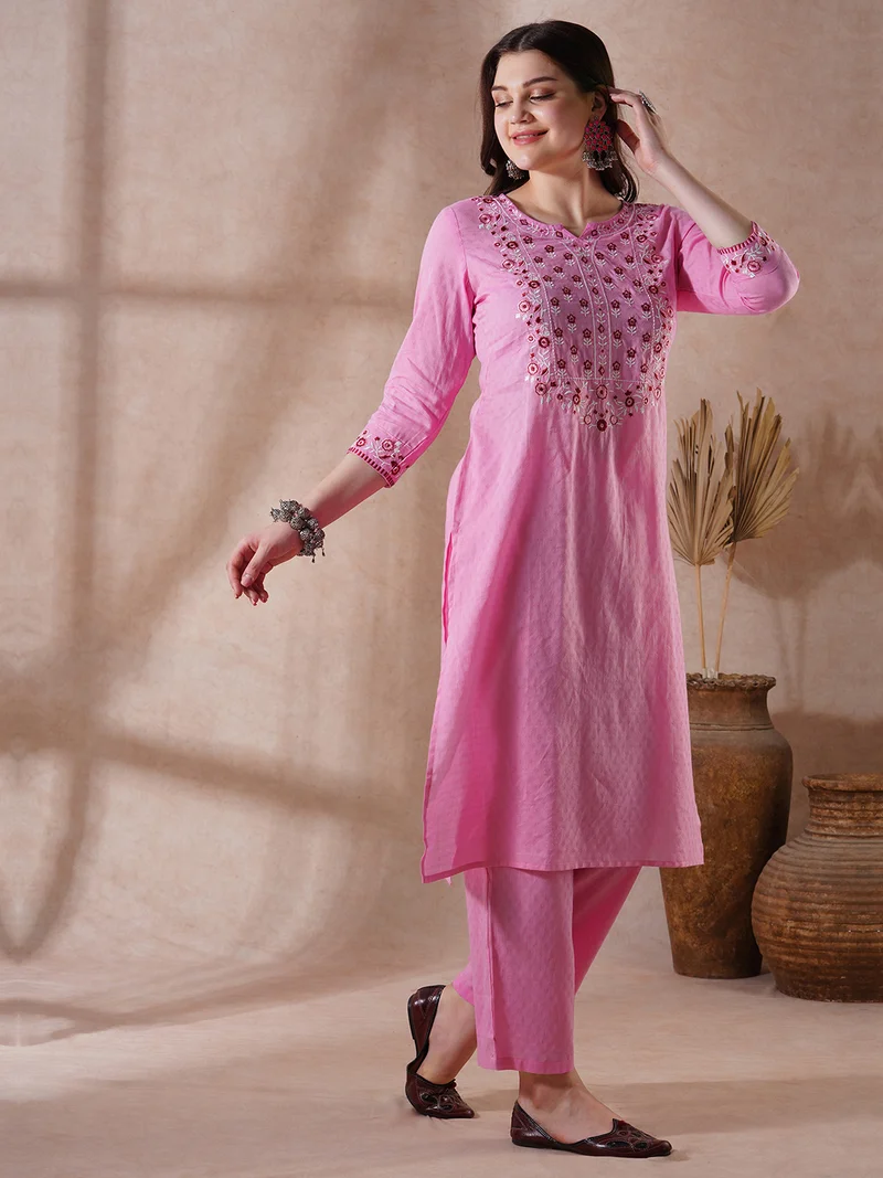 جلو باص طقم كورتا نسائي وردي مطرز بالزهور مع بنطلون