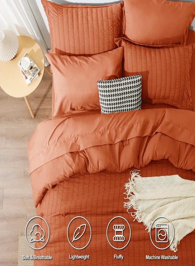 CozyLux طقم لحاف كامل من قماش السيرساكر من كوزي لوكس مع ملاءات، لون برتقالي محروق، طقم سرير كامل من 7 قطع مناسب لجميع الفصول، يتضمن لحافًا، غطاء وسادة، ملاءة مسطحة، ملاءة مثبتة، وغطاء وسادة. - Image 2