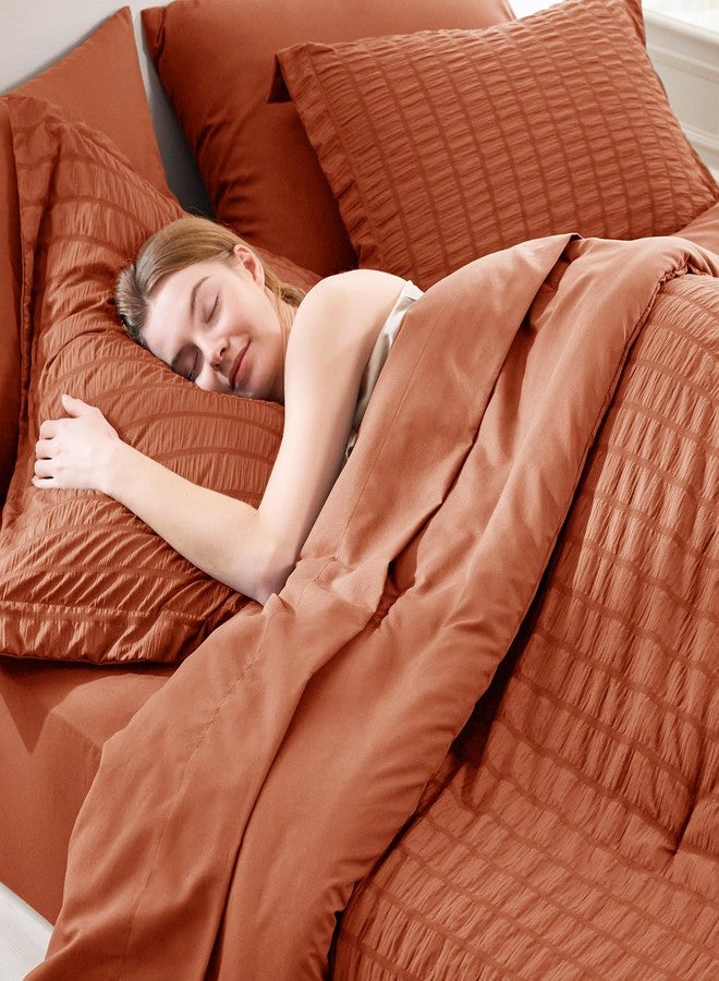 CozyLux طقم لحاف كامل من قماش السيرساكر من كوزي لوكس مع ملاءات، لون برتقالي محروق، طقم سرير كامل من 7 قطع مناسب لجميع الفصول، يتضمن لحافًا، غطاء وسادة، ملاءة مسطحة، ملاءة مثبتة، وغطاء وسادة. - Image 5