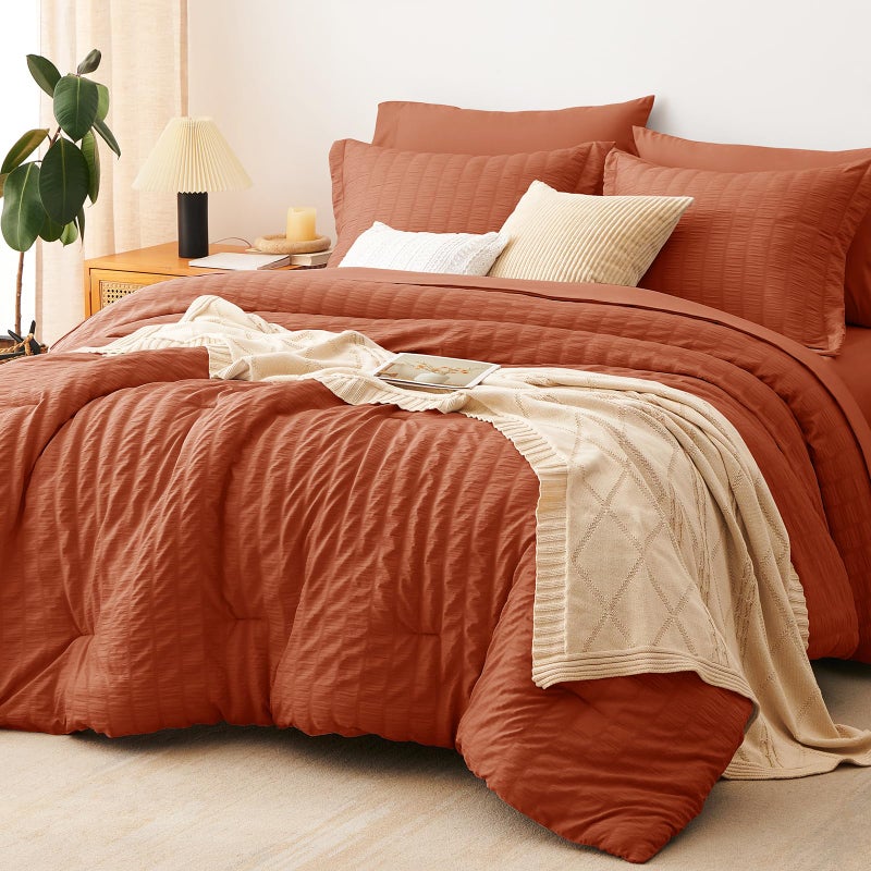 CozyLux طقم لحاف كامل من قماش السيرساكر من كوزي لوكس مع ملاءات، لون برتقالي محروق، طقم سرير كامل من 7 قطع مناسب لجميع الفصول، يتضمن لحافًا، غطاء وسادة، ملاءة مسطحة، ملاءة مثبتة، وغطاء وسادة. - Image 1