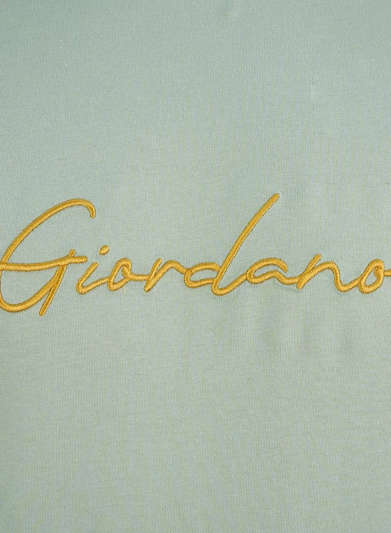 GIORDANO  Men's Slim Fit Cotton Signature Print Tee for Men | Best Price UAE