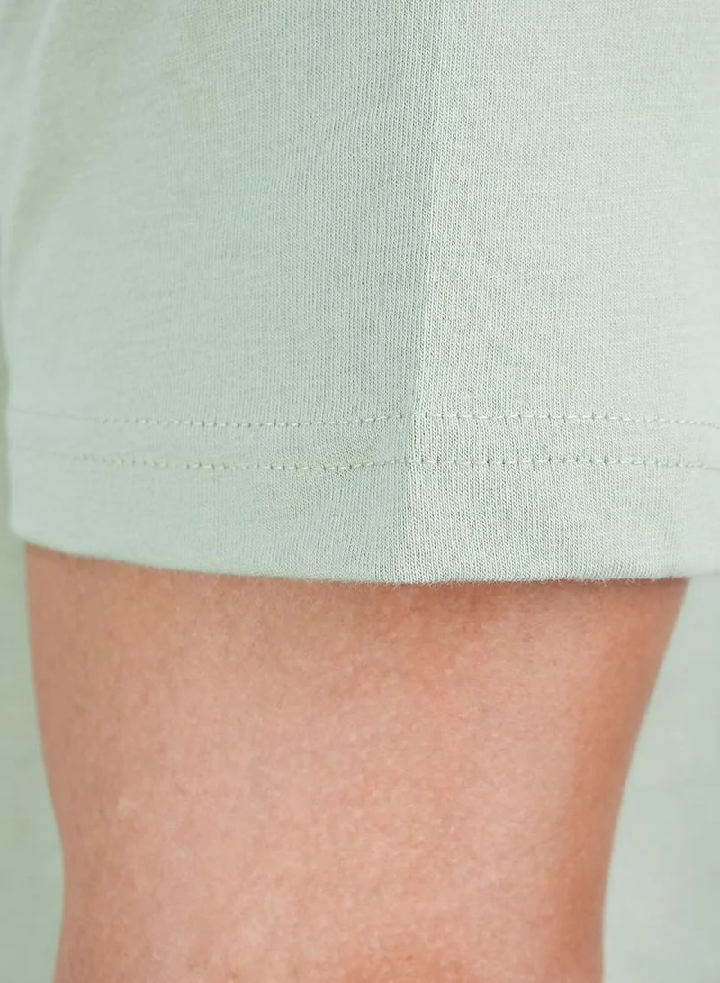 GIORDANO  Men's Slim Fit Cotton Signature Print Tee for Men | Best Price UAE