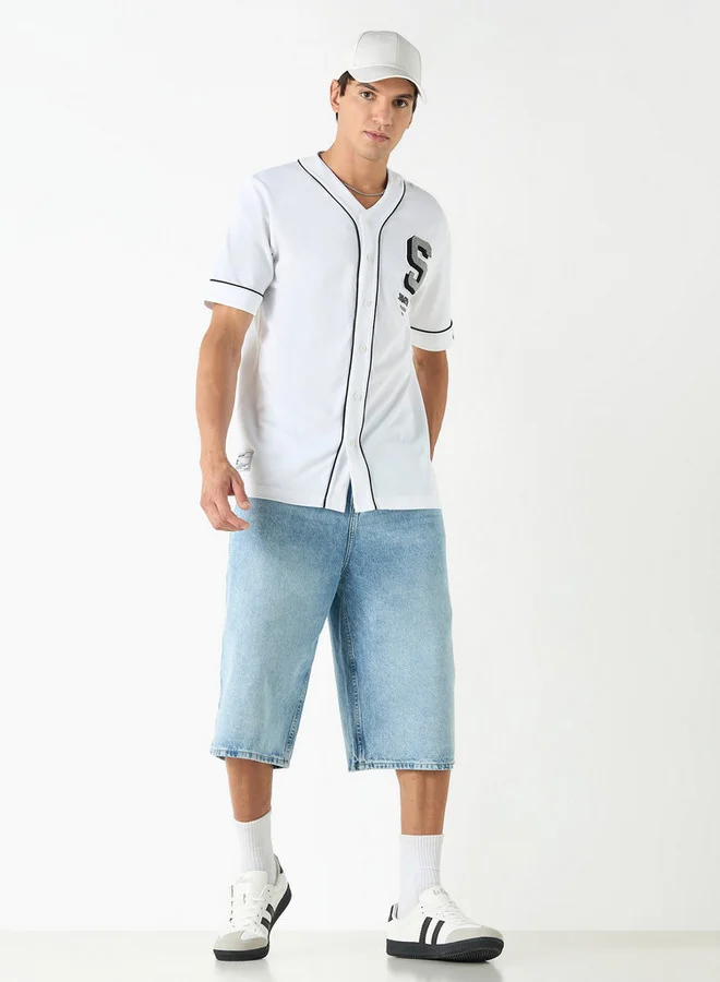 ستارتر قميص بياقة على شكل حرف  بقصة عادية مطبوع عليه