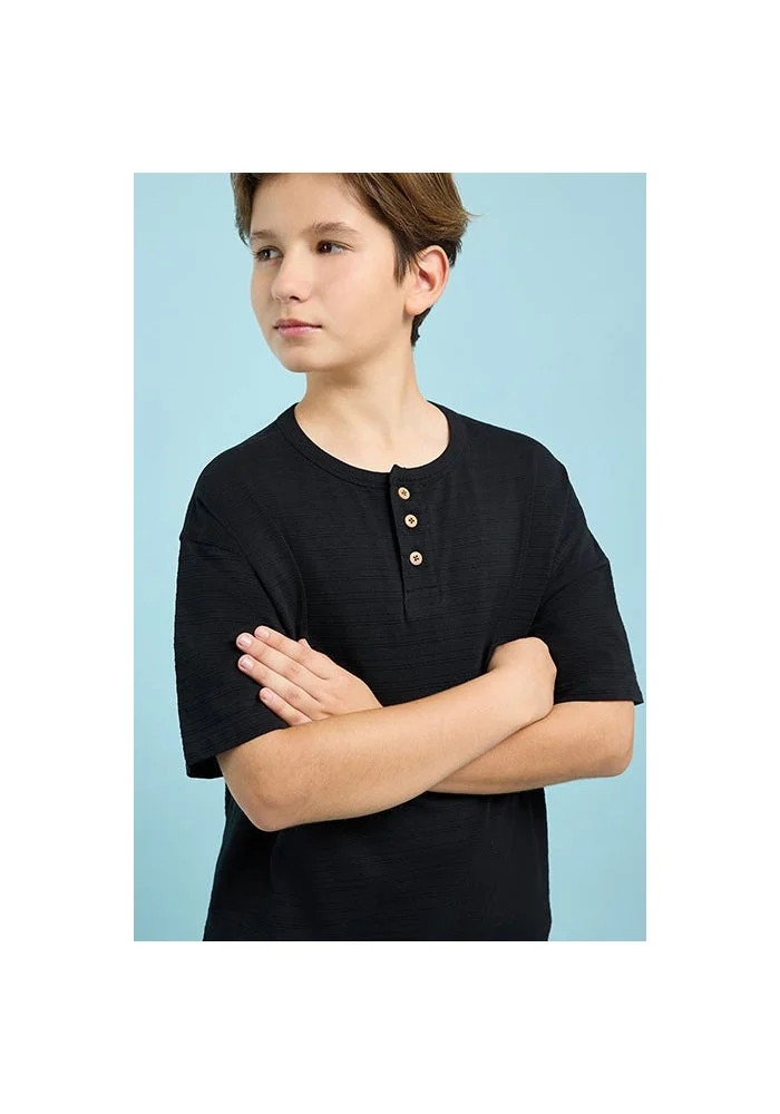 R&b Textured T-Shirt with Henley Neck and Short Sleeves