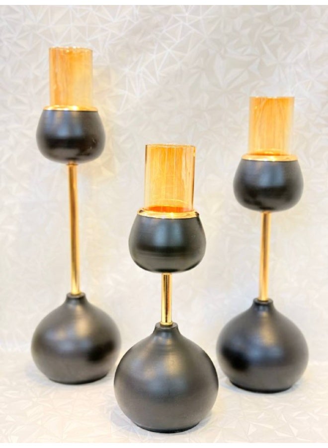 طقم حوامل شموع (شمعدانات) عصري ثلاثي يجمع بين الأناقة والبساطة، مثالي لإضافة لمسة دافئة وفاخرة إلى أي ديكور