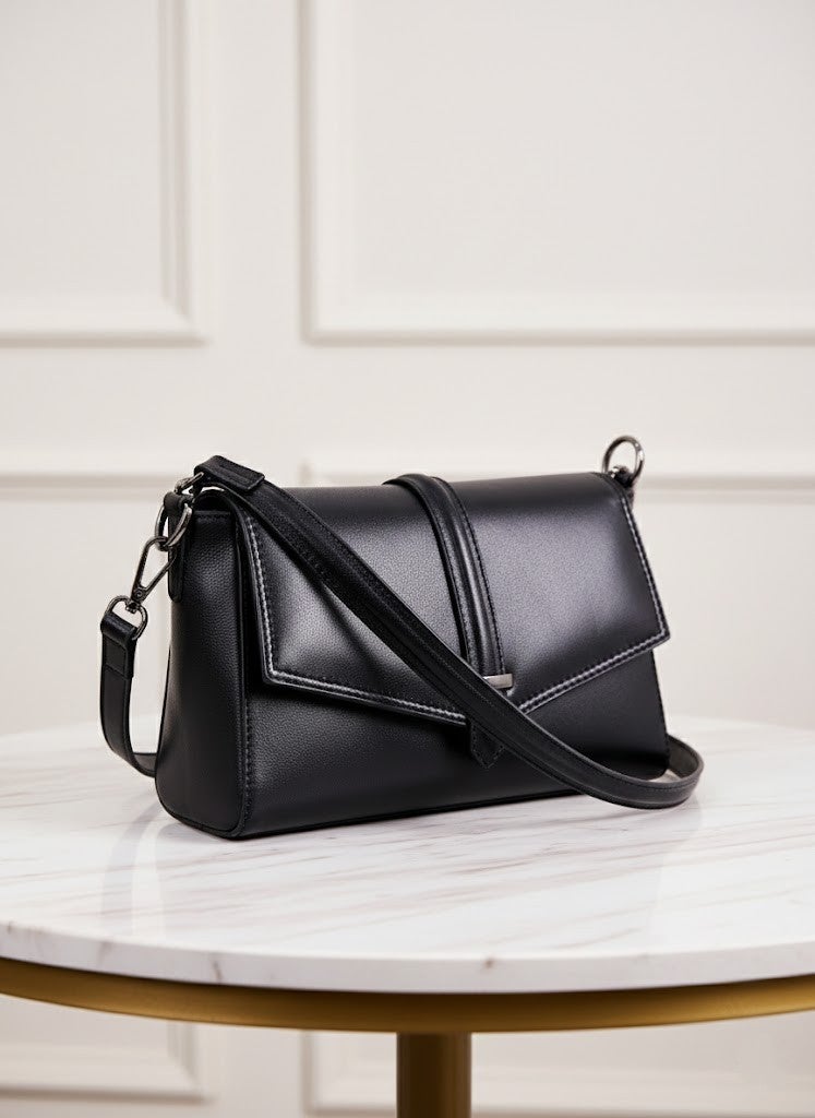 حقيبة كتف سوداء أنيقة بتصميم عصري - Image 2