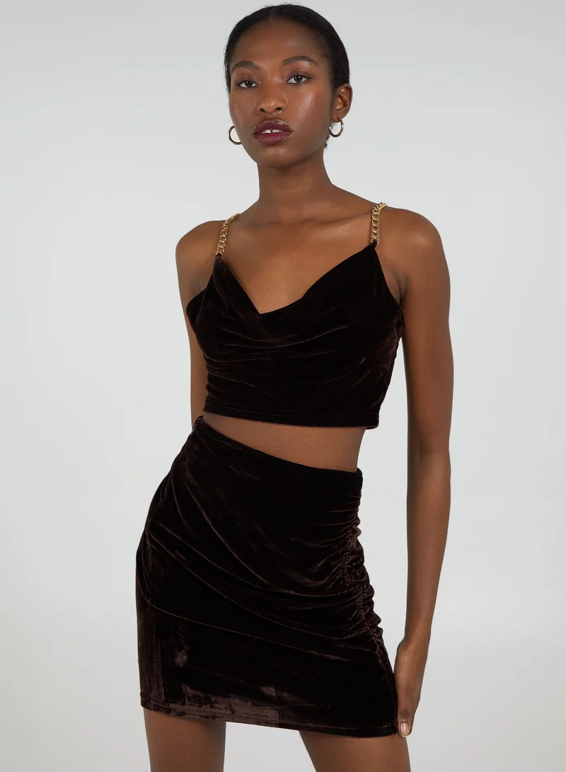 بينك فانيلا بلوزة قصيرة مخملية بتفاصيل سلسلة