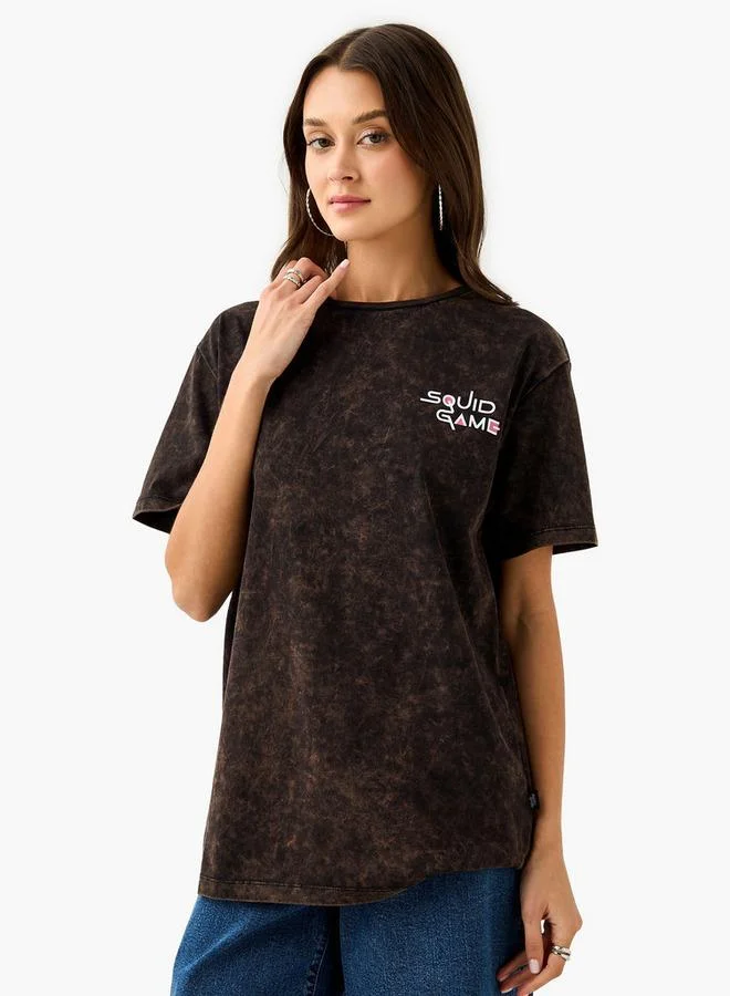 اس بي كاركترز تيشيرت بطبعة لعبة الحبار بياقة دائرية